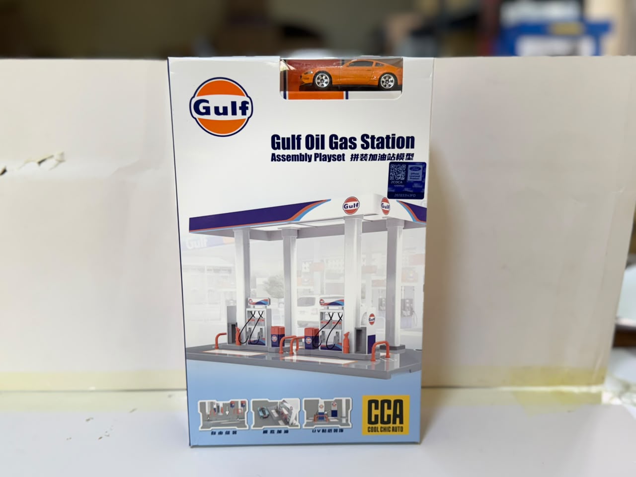 CCA 01278F  Gulf Oil Gas Station  Ford Mustang 1:64 Car Assembly Playset